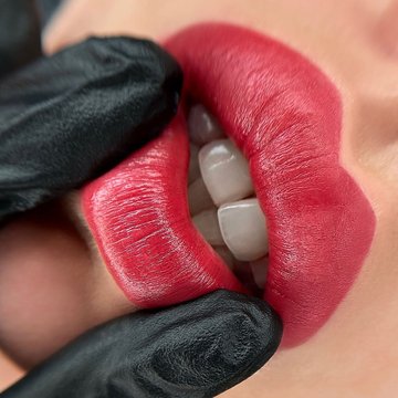Перманентний макіяж губ рожевий пігмент