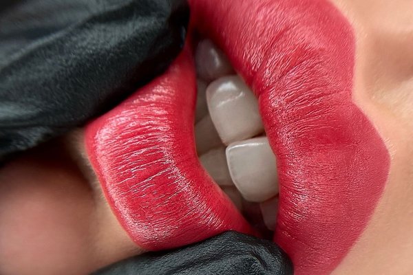 Перманентний макіяж губ пудровий ефект