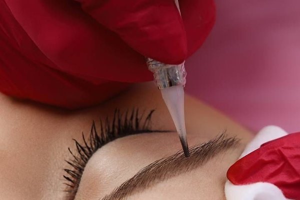 Перманентний макіяж брів у салоні