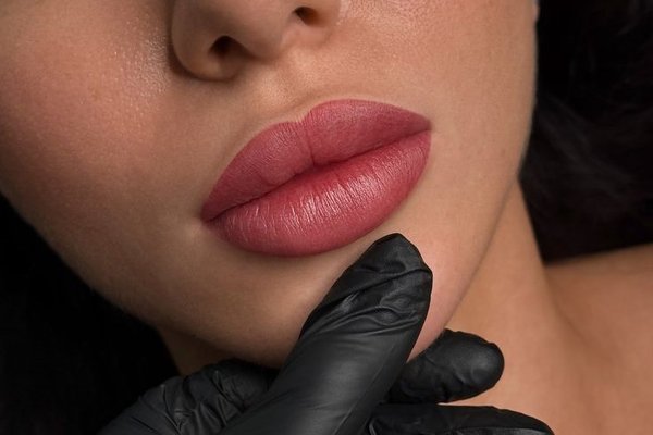 Перманентний макіяж губ природній ефект