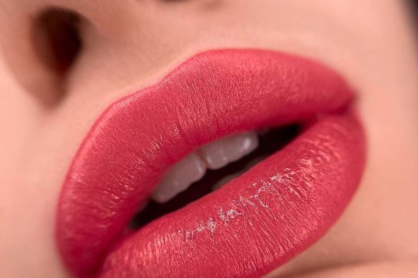 Професійний перманентний макіяж губ омбре